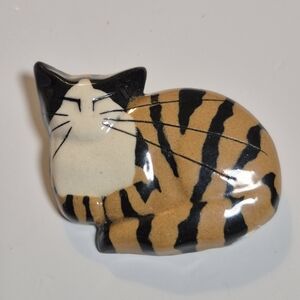 Vintage Virginia Miska 1989 Signed Ceramic Striped Cat Brooch - Black and Tan